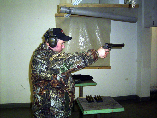 Andre Meier beim Zielen mit dem Revolver